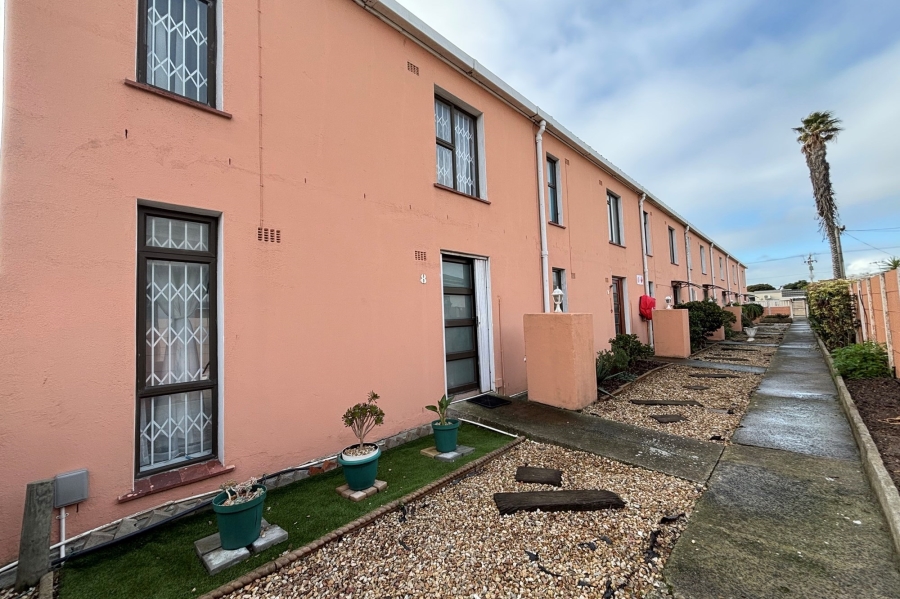 2 Bedroom Property for Sale in Goodwood Estate Western Cape